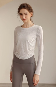 Detail des weißen Jacquard-Yoga-Oberteils mit atmungsaktivem Mesh und Tunnelzug