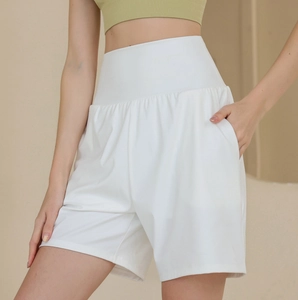 Detail der weißen Yoga-Shorts mit hoher Taille, Seitentaschen und elastischem Bund