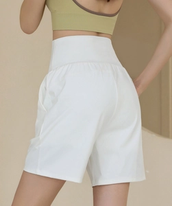 Detailansicht der weißen Nylon-Sportshorts mit hoher Taille und atmungsaktiver Struktur