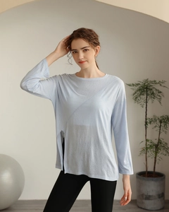 Détail du haut de yoga bleu clair avec fente latérale et couture diagonale
