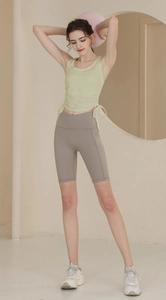 Détail du gilet de sport jacquard vert avec cordon de serrage réglable sur l'ourlet
