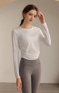 Detail des weißen Jacquard-Langarm-Yoga-Tops mit gerafftem Saum für Damen