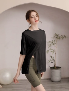 Détail d'un t-shirt de yoga ample avec fente latérale et short taille haute vert olive