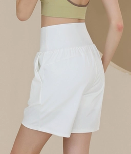 Nahaufnahme der weißen Yoga-Shorts mit hoher Taille, Seitentaschen und elastischem Stoff