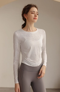 Detail eines weißen Jacquard-Langarm-Yoga-Tops mit atmungsaktivem, halbdurchsichtigem Stoff