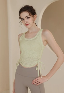 Détail du débardeur de sport jacquard vert clair avec cordon de serrage et texture ajourée