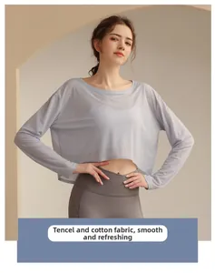 Detail der Textur von atmungsaktivem Tencel-Seide-Baumwolle Yoga-Crop-Top in Hellblau