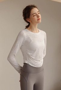 Detail des weißen Jacquard-Yoga-Langarmshirts mit seitlichem Kordelzug und Netzgewebe-Textur