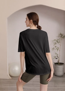 Vue arrière d'un t-shirt de sport noir oversize ample avec un short de cyclisme olive