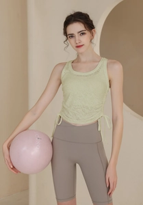 Détail du haut de sport jacquard vert clair avec cordon de serrage et texture fine