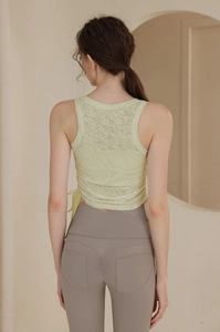 Détail du débardeur jacquard et du pantalon de yoga taille haute avec dos en V