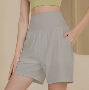 Detail der grauen High-Waist Yoga-Shorts mit Seitentaschen und atmungsaktivem Stretch