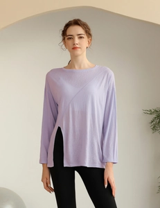 Détail du haut de yoga lilas avec couture diagonale et fente latérale asymétrique en bas