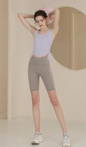 Détails du haut de yoga en maille lavande et du short de sport marron taille haute