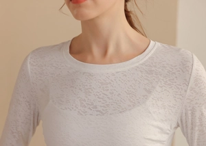 Detailaufnahme von Jacquard-Gewebe und Ausschnitt am weißen Langarm-Yoga-Oberteil