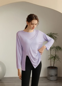 Détail du haut de yoga lilas avec fente latérale et tissu respirant et léger