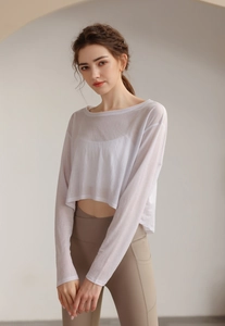 Detail der transparenten Textur eines weißen, bauchfreien Langarm-Yoga-Überziehshirts