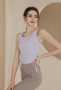 Détail du débardeur de yoga violet avec cordon de serrage et legging à taille haute et poches