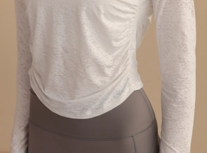 Detail des weißen Jacquard-Gewebes und Kordelzugs an diesem atmungsaktiven Damen Sportoberteil