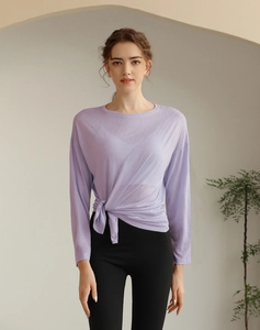 Détail du haut de yoga violet clair avec nœud décoratif latéral et tissu respirant