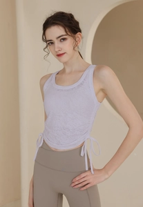 Détail du débardeur de yoga en nylon violet clair avec cordon de serrage ajustable