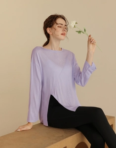 Détail du haut de yoga lilas montrant le tissu Tencel et la fente asymétrique au bas