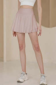 Dettaglio della gonna pantalone da tennis rosa a vita alta con tessuto a doppio strato