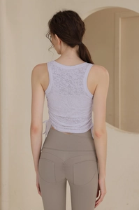 Détail du débardeur de yoga en jacquard avec mesh respirant et leggings de sport taille haute