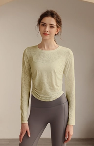 Details des hellgrünen Jacquard-Yoga-Oberteils mit atmungsaktivem Stoff und Raffung