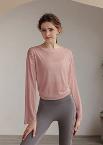 Detailed texture of loose long-sleeve workout top and grey high-waisted yoga leggings