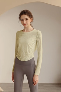 Detail des hellgrünen Yoga-Oberteils mit gerafften Seiten und atmungsaktivem Jacquard-Stoff