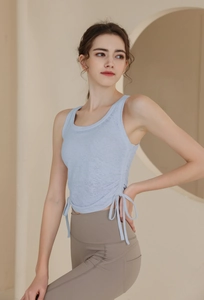 Détail du débardeur de yoga jacquard bleu clair avec cordons de serrage et texture nuage