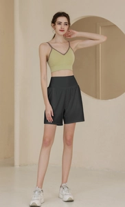 Detailansicht eines Yoga-Sets mit geripptem Top und schwarzen Sport-Shorts aus Nylon