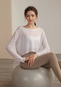 Detail eines locker sitzenden weißen Yoga-Crop-Tops aus atmungsaktivem Stoff mit Fledermausärmeln