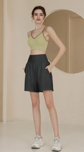 Atmungsaktives Set aus V-Ausschnitt Top in Avocadogrün und schwarzer Sporthose