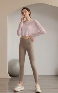 Detailansicht des rosa Yoga-Oberteils und der Sport-Leggings mit Seitentaschen