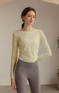 Detaillierte Textur des atmungsaktiven Jacquard-Stoffs am Yoga-Oberteil mit Seitenfalten