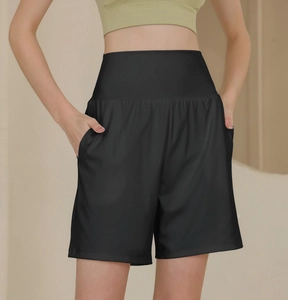 Nahaufnahme der schwarzen High-Waist Yoga-Shorts mit Seitentaschen und elastischem Hosenbund