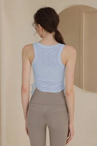 Détail du débardeur de sport jacquard et legging de yoga avec effet galbant sur modèle