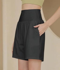 Detail der schwarzen Yoga-Shorts mit hoher Taille und praktischer Seitentasche