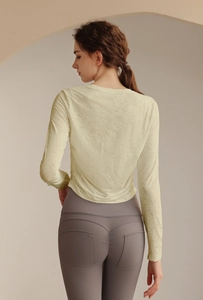 Detailansicht des Jacquard Yoga-Tops mit Textur und Leggings mit Scrunch-Butt-Effekt