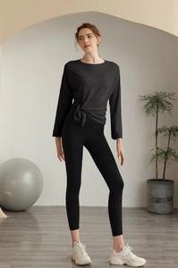 Détail du haut de yoga noir avec nœud frontal en tissu Tencel respirant