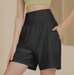 Detailansicht der schwarzen High-Waist-Yogahose mit Seitentaschen und feuchtigkeitsleitendem Stoff