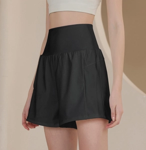 Detail of high-waisted black sports shorts with breathable fabric and side pocket detail