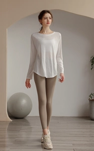 Detail view of breathable tencel yoga top with high-waist slim fit fitness leggings