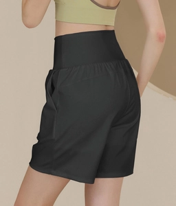 Detailansicht der schwarzen Yoga-Shorts mit hohem Bund, elastischem Bund und Seitentasche