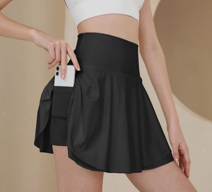 Dettaglio della gonna pantalone sportiva nera con pantaloncini interni e tasca laterale