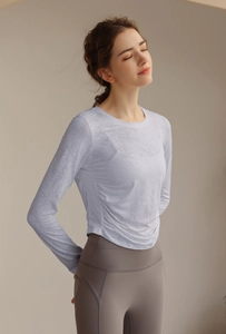 Detailansicht des lavendelfarbenen Jacquard-Yoga-Oberteils mit geraffter Taille und Textur