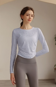 Detail eines hellvioletten Jacquard-Yoga-Tops mit atmungsaktiver Textur und Raffung