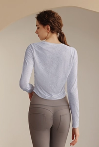 Details des atmungsaktiven Jacquard-Yoga-Langarmshirts mit feiner Gewebestruktur